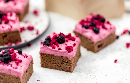 Fitness Recipe: Vegan Almond Squares with Fluffy Raspberry Cream