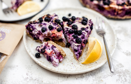 Fitness Recipe: Crumble Cake with Curd, Blueberries and Raspberries